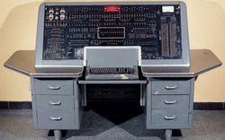 Ngày này năm xưa: Chiếc máy tính nặng bằng 2 chiếc ô tô, ngốn điện bằng cả khu phố, giá gần 400 tỷ đồng - nhưng "đoán" đúng Tổng thống Mỹ khi tất cả mọi người đoán sai