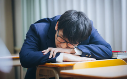 Con bỏ đi sau một câu nói của bố, người mẹ Hà Nội bật khóc: "Em không biết mình dạy con sai ở đâu…"