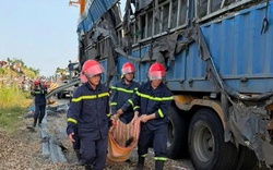 Kinh hoàng xe container tông xe máy rồi lật ngang, 3 người tử vong