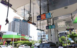 Láng giềng Việt Nam ghi nhận giá xăng cao kỷ lục