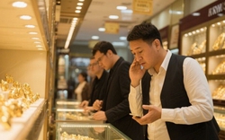 Phát hiện người đàn ông chi 19 tỷ đồng mua vàng không cần nhìn giá, thanh toán bằng 3 thẻ ngân hàng: Chủ tiệm lập tức báo công an