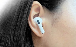 Đeo tai nghe 1-3 giờ mỗi ngày, người trẻ đối mặt nguy cơ điếc sớm