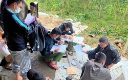 Bắt quả tang nhóm người lợi dụng đào huyệt đám tang để đánh bạc