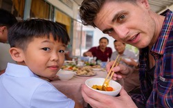 Tự tin khen con bạn bằng tiếng Việt nhưng nhầm 1 chữ, anh Tây khiến cả phòng khách nhà bạn im phăng phắc