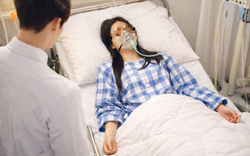 Cô gái 21 tuổi suýt chết vì đột quỵ, bác sĩ thở dài: "Cô ấy tưởng triệu chứng quen thuộc này là do thiếu ngủ"