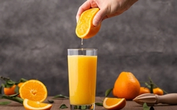 Cách uống nước cam đúng cách để không gây hại