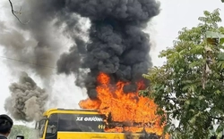 Xe chở công nhân cháy dữ dội, khói đen bốc cao hàng chục mét