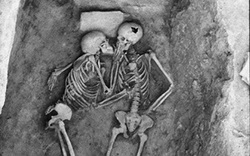 Câu chuyện về cặp đôi đã ôm nhau 2.800 năm ở Iran
