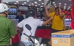 Người phụ nữ cầm dao "quậy tưng" tiệm vàng ở Mỹ Tho