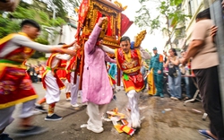 Trai tráng rước kiệu, xoay vòng, bứt tốc như lướt sóng ở lễ hội cổ Hà Nội