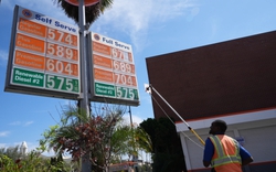 Giá xăng, dầu thế giới đồng loạt tăng vọt