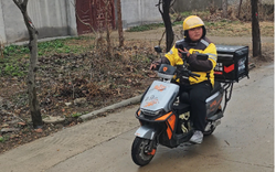 Bỏ phố xá, chàng trai 26 tuổi làm shipper độc quyền ở nông thôn, kiếm gần 40 triệu đồng/tháng: Lương cao, đỡ cạnh tranh lại gần gia đình