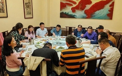 Đi họp lớp được hỏi đến bằng xe gì, tôi trả lời đi xe buýt: Về đến nhà, nhận được tin nhắn cả đời không thể quên