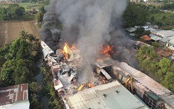 Kho nệm mút 1.000m2 bốc cháy ngùn ngụt, người dân sát vách hốt hoảng di tản đồ đạc