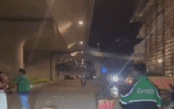 Người mặc áo xe ôm công nghệ có dấu hiệu gây rối trước nhà ga T3 - sân bay Tân Sơn Nhất