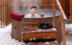 Chuyến du lịch đầy bất ổn của nam ca sĩ sở hữu nhà hơn 2.000 cây vàng, cầu nguyện xin về nước an toàn