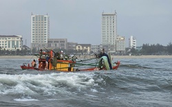Sóng lớn đánh lật tàu cá chở 5 ngư dân khi đang vào bờ ở Quảng Trị