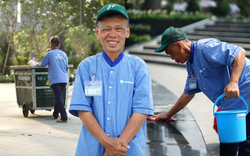 Gặp chú lao công vừa quét dọn vừa nhún nhảy theo điệu nhạc gây sốt MXH: "Hông vui cũng nhảy, vui cũng nhảy"