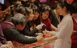 Người phụ nữ dốc hết 8kg vàng ra bán thu về 34 tỷ đồng, tiệm vàng mất hơn 1h kiểm tra, tiết lộ: “Lãi đậm nhưng mất ăn mất ngủ”