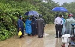 Áo mưa cuốn vào bánh xe máy, người mẹ 25 tuổi tử vong thương tâm trên đường đưa con đi học về