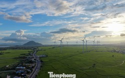 Đẹp lịm tim hoàng hôn ở cánh đồng điện gió