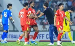 Khoảnh khắc HLV Kim Sang-sik ôm động viên từng học trò, ĐT Việt Nam chia tay nhau sau chiến thắng tưng bừng trước Malaysia