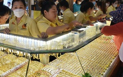 Giá vàng hôm nay, 1-4: Tăng mạnh lên gần 4.700 USD/ounce