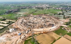 Điều gì đang diễn ra bên trong đại công trường sân vận động 135.000 chỗ lớn nhất thế giới ở Hà Nội?