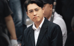 Nam diễn viên Cận Đông khiến dân mạng cười bò: "Phông bạt" hình tượng tri thức nhưng không nhớ nổi tên 1 cuốn sách, còn đòi đạp xe 10.000km!