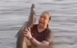 Tưởng khúc gỗ trôi giữa chân, người phụ nữ nhấc lên thì hét lớn