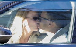 Bắt gặp siêu sao Mbappe lái xế hộp, hôn bạn gái diễn viên giữa phố