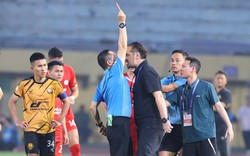 HLV Velizar Popov nổi cáu ném thẻ, bị truất quyền chỉ đạo trận Thể công Viettel gặp Thanh Hoá ở V.League
