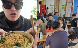 Ca sĩ "càn quét" 5 tô mì ở quán lề đường, quán ăn vô danh bất ngờ vỡ trận đến mức phải hoàn tiền