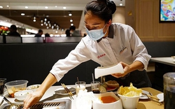 Cựu nhân viên Haidilao "bóc phốt": Quản lý ép nhân viên tự bỏ tiền túi mua quà 1,7 triệu đồng đền cho khách