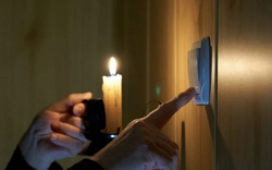 Khách thuê nhà giá 15 triệu đồng/tháng không trả tiền đúng hạn, chủ nhà liền cắt điện nước gây áp lực, tòa án tuyên bố: Không nên làm vậy!