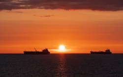 Bao nhiêu tàu đang chờ được phép đi qua eo biển Hormuz an toàn?