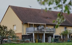 Pháp: Giải cứu cậu bé bị bố nhốt trong xe suốt từ năm 2024