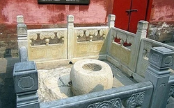 Vì sao giếng ở Tử Cấm Thành chứa đầy châu báu nhưng không ai dám lấy?