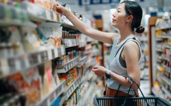 Lạm phát đeo bám, người dân ở quốc gia giàu nhất thế giới không dám tập gym, làm nail, phải sống nhờ cậy thẻ tín dụng