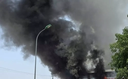 Toà nhà trưng bày gỗ 3 tầng bốc cháy dữ dội giữa nắng nóng 40°C