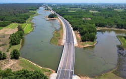 Cung đường biển 5.600 tỷ ở Quảng Ngãi đẹp như tranh, nhìn từ trên cao càng “đỉnh”