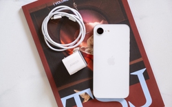 Trên tay củ sạc tích hợp màn hình thông minh, có AI quản lý sạc, giá 550.000 đồng