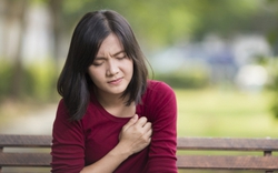 Tưởng chỉ là cơn đau đầu, cô gái 35 tuổi ngã quỵ ngay khi xem con thi đấu: Bác sĩ cảnh báo dấu hiệu đột quỵ nhiều người bỏ qua