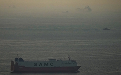 Hai siêu tàu chở dầu quay đầu tại eo biển Hormuz vào phút chót