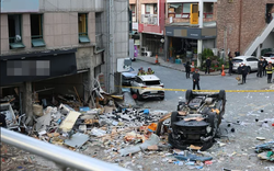 Trung tâm thương mại tại Hàn Quốc hoang tàn sau vụ nổ lúc nửa đêm: Mảnh kính găm đầy mặt đất, xe hơi lật nhào, nhiều người bị thương