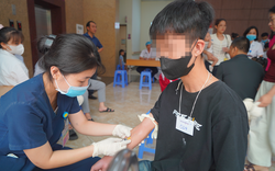 Nước mắt người bà nhặt ve chai và hành trình 16 năm tìm lại nụ cười cho cháu