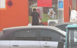 Sắp tốt nghiệp liền đòi chuyển tiền nhờ người lạ "nuôi" cụ già trước cổng trường, nam sinh lớp 12 nhận lại câu trả lời "1 xu cũng không lấy"