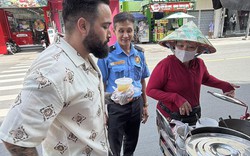 Khách Tây đánh rơi món đồ 500 ngàn giữa đường đứng hình trước cách xử lý của chú bảo vệ Việt Nam