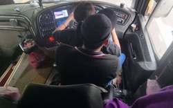 Tài xế xe buýt để người phụ nữ ngồi trên đùi trong lúc lái xe