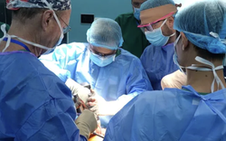 Lạm dụng corticoid điều trị viêm da, người phụ nữ bị hoại tử khớp háng